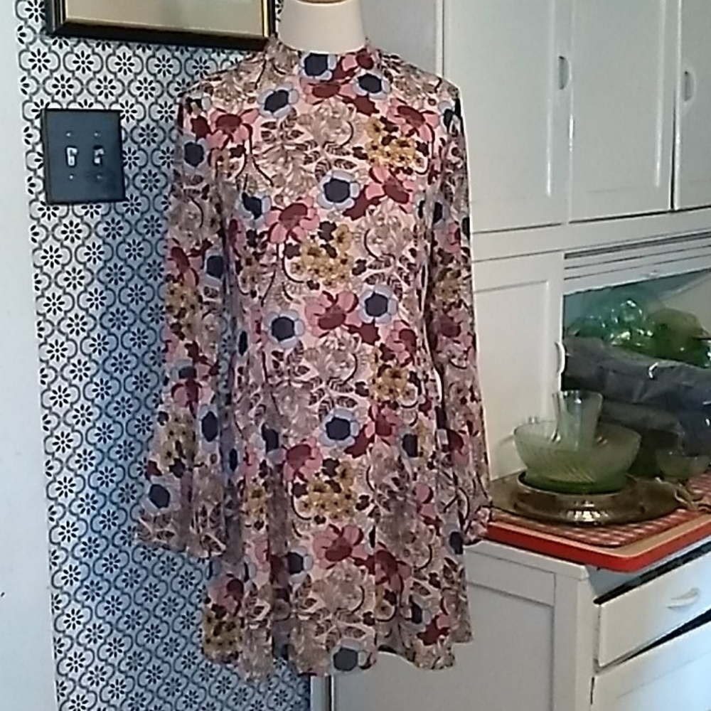 Speechless medium short dress 👗 long sleeve